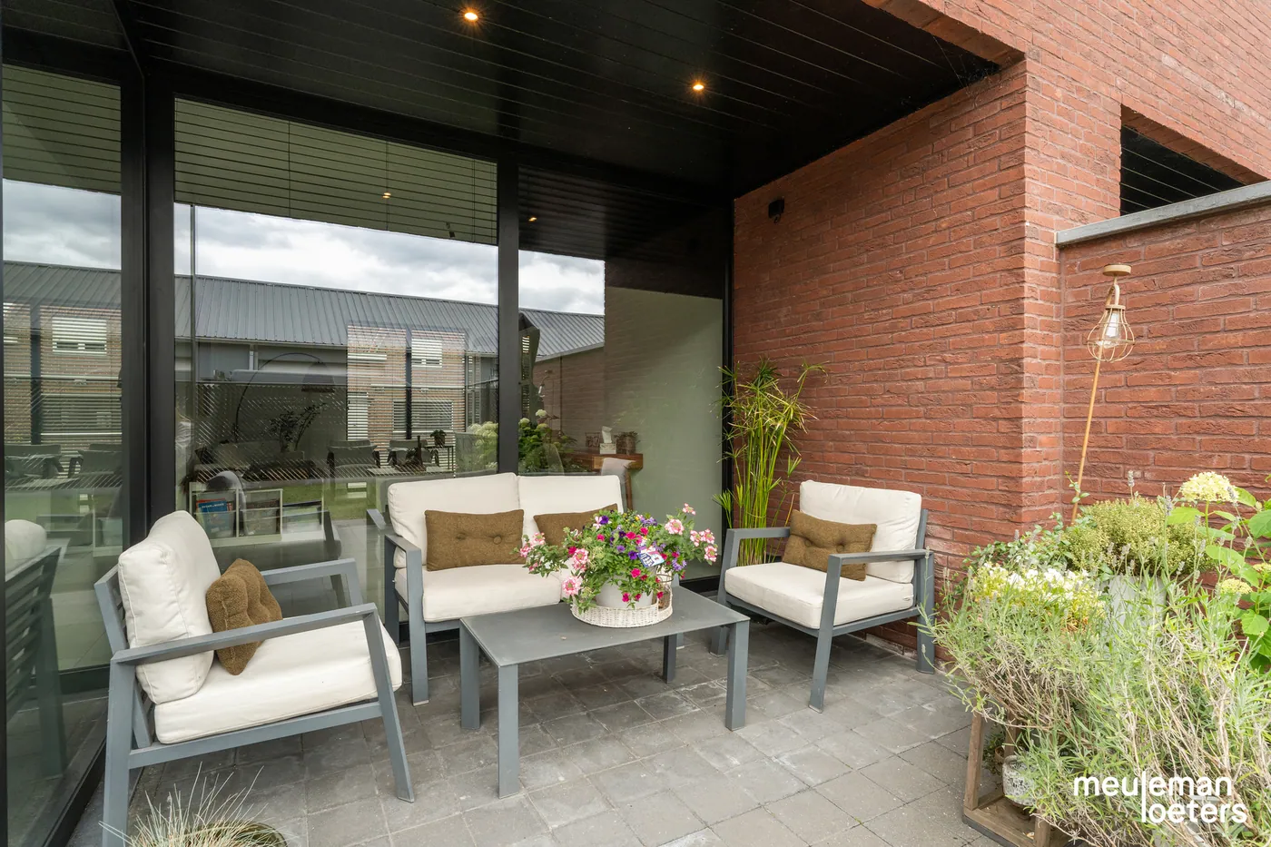 Move-in ready and energy-efficient family home with 4 bedrooms, garden, and carport - photo 5