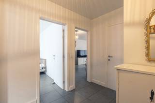 <p><strong>Recent en centraal gelegen duplex appartement van ca. 111 m² met een zuidgericht terras nabij de Zeshoek, en bijgevolg op wandelafstand van alle voorzieningen, openbaar vervoer, de winkelstraat en de Turnhoutse Grote Markt. Dit appartement is gelegen op de 2de en 3de verdieping (lift aanwezig) en heeft 2 ruime slaapkamers. Het appartement biedt een mooi uitzicht over de Heilig Hart kerk. Goedgekeurde elektrische installatie en zeer gunstige EPC-score van 78 kwh/m²/jaar (label A).<br /></strong></p>
<p><span>Indeling:</span> Bij binnenkomst betreedt u een ruime inkomhal met vestiaire en gastentoilet. De lichtrijke woonkamer sluit mooi aan op de volledig ingerichte, open keuken. Deze is voorzien van een vaatwasmachine, keramische kookplaat, dampkap, ingebouwde koelkast en combi-oven.<br /><br />Vanuit de leefruimte heeft u toegang tot het zuidgelegen terras van ca. 10 m², waar u kan genieten van een mooi uitzicht op de Heilig Hart kerk. Aan het terras is er nog een praktische berging, ideaal voor extra opslagruimte.<br /><br />Verder bevindt zich op dit niveau tevens een ruime slaapkamer en een moderne badkamer met ligbad, aparte douche en wastafel.<br /><br />Via de trap in de woonkamer bereikt u de bovenverdieping. Hier vindt u een nachthal die toegang geeft tot een tweede, ruime slaapkamer met praktische ingemaakte kast, evenals een extra berging die perfect kan dienen als wasplaats en/of dressing.<br /><br /><span>Bijzonderheden:<br /></span>- Zeer centrale ligging in het centrum, nabij alle voorzieningen en openbaar vervoer<span><br /></span>- Gemeenschappelijke fietsenberging<br />- Lift aanwezig<br />- Zonnepanelen (6 stuks) <br />- Gemeenschappelijke kosten 110 EUR/maand (incl. blokpolis) <br />- De elektrische installatie is conform: Goedgekeurd verslag tot 2039<br />- Schrijnwerk in aluminium met dubbele beglazing <br />- Zeer goede EPC score van 78 kWh/m² (label A)<br /><br />Bekijk dit appartement via onze virtual tour: https://tour.giraffe360.com/6e38471d28fe4487991cb1a162e6cc22/</p>