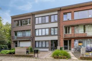 <p><span>WILRIJK: TOP gerenoveerd 2 slaapkamer appartement met ZUID gericht terras</span></p><p><span> </span></p><p><span>Ondergebracht in een kleinschalige gebouw waar het dak, beglazing en de gemeenschappelijke ketel reeds werden gerenoveerd.</span></p><p><span>Via ruime centrale hal, toegang tot lichte woon- en leefruimte op laminaat (40m²). Aanpalend praktische keuken voor zien van tal van ingemaakte kasten en toestellen.</span></p><p><span>Terras aan de achterzijde, zuid gericht met zicht op groen. </span></p><p><span><br />Badkamer voorzien van afgesloten douchecel, handenwasser in meubel en toilet. </span></p><p><span>Verder beschikt het appartement over een bureau kamer / kinderkamer aan de voorzijde van het appartement</span></p><p><span> </span></p><p><span>Achteraan het appartement ruime slaapkamer met in cascade een 2de kamer, ideaal als dressing, bureau of kinderkamer. </span></p><p><span> </span></p><p><span>allerlei:</span></p><p><span>- fietsen stalling</span></p><p><span>- lage algemene kosten </span></p><p><span>- gunstig EPC </span></p><p><span> </span></p>