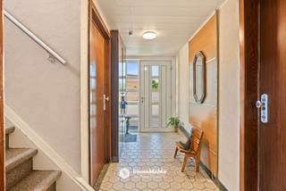 In de Droogte 161 te Evergem vindt u deze ruime woning met een bewoonbare oppervlakte van maar liefst 207 m² en een uitzonderlijke loods van 180 m² op het gelijkvloers. Boven de loods bevinden zich bovendien nog 2 grote zolderruimtes. Ideaal voor zelfstandigen, ondernemers of wie nood heeft aan veel opslag-, werk- of hobbyruimte. Een bijzondere extra troef zijn de uitbreidingsmogelijkheden van het woongedeelte. De beschikbare ruimtes bieden potentieel om bijkomende slaapkamers te creëren of zelfs een afzonderlijk woongedeelte in te richten. Hierdoor kan de eigendom ook interessant zijn voor kangoeroe wonen.<br /><br />Troeven:<br />- 207 m² bewoonbare oppervlakte<br />- 3 ruime slaapkamers<br />- Loods van 180 m² + 2 grote zolderruimtes<br />- Parkeermogelijkheden<br />- EPC-label C<br />- School vlakbij<br /><br />Indeling:<br />Via de inkomhal bereikt u de ruime leefruimte met zicht op de velden. Aansluitend bevindt zich de ruime keuken met toegang tot een toilet, extra werk-/bureauruimte en de ruimte met jacuzzi. Via de inkomhal bereikt u eveneens het bureau met rechtstreekse toegang tot de indrukwekkende loods. Dankzij de automatische garagepoort kan er ook binnen geparkeerd worden. Op de eerste verdieping bevinden zich 3 ruime slaapkamers en een ruime badkamer. Vooraan is er bovendien voldoende parkeergelegenheid op eigen terrein.<br /><br />Een unieke combinatie van wonen en werken met uitzonderlijk veel ruimte!<br />Bel 0470/89.18.34 of mail dario@immomamo.be.