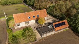 Droomt u van rust, ruimte, privacy en adembenemende vergezichten? Ontdek deze bijzondere eigendom in Wingene (Ruiselede), idyllisch gelegen aan de rand van bosgebied (Vorte Bossen). Hier versmelten natuur, comfort en charme tot een uitzonderlijke woonbeleving.<br /><br />PLUSPUNTEN:<br />* UNIEKE RUSTIGE LIGGING | DOODLOPENDE STRAAT<br />* PERCEEL GROND 845 m²<br />* ENERGIEVRIENDELIJK B-LABEL <br />* CONFORME ELEKTRISCHE KEURING TOT 2044<br />* ZONNEPANELEN (6 STUKS x 425 Wp) <br />* UITGERUST BIJGEBOUW <br />* VOLDOENDE PARKEERGELEGENHEID<br /><br />INTERIEUR:<br />Het hoofdgebouw (BJ 2010) werd opgetrokken met authentieke materialen en biedt alle hedendaagse comfort. Het gelijkvloers omvat 125 m² en beschikt over een inkomhal met bureauruimte (6,50 m²) met zicht op het bos. Tevens in de inkom een gastentoilet. Vervolgens is er een ruime, open leefruimte van maar liefst 70 m², bestaande uit een gezellige zithoek, leefruimte en volledig geïntegreerde keuken (14 m²). De prachtige speksteenkachel vormt hierbij het warme en sfeervolle centrale punt. Vanuit beide zijden van de leefruimte heeft u rechtstreeks toegang tot de tuin en de verschillende terrassen. Aansluitend bevindt zich een zeer ruime en droge kelder (27 m²) en een praktische wasruimte (5 m²). Het verdiep omvat een ruime nachthal met ingemaakte kastenwand, een apart toilet, een ingerichte badkamer met ligbad en lavabo met meubel, alsook 3 slaapkamers (24 m² | 10,50 m² | 10,50 m²). De masterbedroom is voorzien van praktische ingemaakte kasten. <br /><br />Een absolute meerwaarde van deze eigendom is het volwaardige bijgebouw, dat tal van mogelijkheden biedt voor wie extra ruimte of flexibiliteit zoekt. Het beschikt over een gezellige leefruimte met keuken, een slaapkamer op de verdieping, die uitgeeft op een aansluitend terras met prachtige vergezichten. Daarnaast is er een afzonderlijke doucheruimte met lavabo en toilet en tevens diverse bergruimtes. <br /><br />EXTERIEUR:<br />Ook buiten valt er heel wat te beleven. Het volledig afgesloten perceel biedt privacy en een veilig, kindvriendelijk gevoel. De verschillende terrassen laten u toe om op elk moment van de dag een heerlijk plekje in de zon of net in de schaduw te vinden.<br />Geniet van een rustig ontbijt met zicht op het groen, een ontspannen namiddag in de tuin of een sfeervolle avond bij zonsondergang. De uitgestrekte vergezichten over het agrarische landschap en het aangrenzende bos vormen hierbij een steeds veranderend natuurlijk decor. Meerdere private parkeerplaatsen zorgen bovendien voor extra comfort voor bewoners en bezoekers.