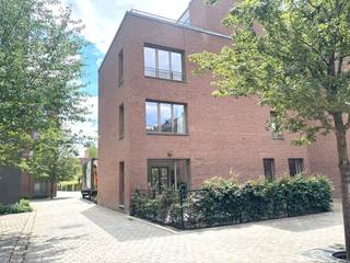 Bent u op zoek naar een instapklaar en modern appartement op een uitstekende locatie? Dit nieuwbouwappartement combineert comfortabel wonen met een rustige ligging, op wandelafstand van het bruisende centrum van Hasselt. Dankzij de ligging aan het Matrozenpad bevinden winkels, horecazaken, de jachthaven van Quartier Bleu en het openbaar vervoer zich vlakbij.<br /><br />Indeling van het gelijkvloers appartement<br /><br />Gelijkvloers: <br /><br />- Inkomhal<br />- Woonkamer<br />- Open keuken<br />- Berging<br />- Apart toilet<br />- Badkamer<br />- Slaapkamer<br />- Terras<br />- Tuin<br /><br />Verdiep -1: <br /><br />- Ondergrondse autostaanplaats (inbegrepen in de huurprijs)<br />- Gemeenschappelijke fietsenberging<br /><br />Extra info: <br />- EPB in opmaak<br />- oppervlakte 95.10m²<br />- energiezuinig <br />- geothermische warmtepomp<br /><br /><br />Naast de kwalitatieve afwerking geniet u van een centrale ligging met alle voorzieningen binnen handbereik. Scholen, winkels, horecazaken en openbaar vervoer bevinden zich in de onmiddellijke omgeving. Ook het centrum van Hasselt is vlot bereikbaar, zowel te voet als met de fiets.<br /><br />Dit appartement biedt een uitzonderlijke combinatie van ruimte, comfort en een uitstekende ligging – een unieke kans voor wie op zoek is naar een kwalitatieve huurwoning in Hasselt Centrum.<br /><br />De snelste manier om een bezoek te brengen aan dit appartement? Vraag je bezoek aan via de rode knop op onze website (www.dewaele.com).<br /><br />Telefonisch kunnen er geen afspraken gemaakt worden. Bij andere vragen kun je ons telefonisch contacteren via 011 30 50 50.<br /><br />Tot binnenkort<br /><br />