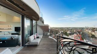 <span>Uitzonderlijke penthouse met een unieke gevelbreedte van wel 12meter met hoogwaardige afwerking en panoramisch zeezicht in de standingvolle residentie "Plaza" op het Albertplein (Place m'as tu vu). <br />Grote terrassen, zuid-west oriëntatie, zeezicht &amp; zicht op het hinterland! <br /><br />Indeling: inkomhal met vestiaire en toilet. Grote leefruimte uitgevend op groot terras met zeezicht en zicht over het Zoute (zuid-west-oriëntatie). Volledig ingerichte open keuken. Praktische berging. Gastentoilet.<br />Er zijn 3 grote slaapkamers allen goed voor een dubbel bed en uitgerust met inbouw kleerkasten. De kamers geven allen uit op een 2de ruim terras achteraan met plaats voor een grote eettafel met ver zicht op het Zoute. Hoofdslaapkamer met bijhorende badkamer (ligbad, douche en dubbele lavabo, toilet). Tweede en derde slaapkamer élk met bijhorende douchekamer en toilet. <br />Private kelder en fietsenlokaal in de residentie. Hoge afwerkingsgraad. De voorgevel en inkom van de residentie werd zopas hoogwaardig vernieuwd in 2025. Airconditioning en alarmsysteem zijn aanwezig.<br />Mogelijkheid tot aankoop en/of huren van een garagebox nabij het plein. </span>