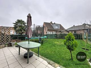 Ontdek samen met IMMO STORE deze PRAKTISCHE driegevelwoning in Dilbeek (Itterbeek) met TAL VAN MOGELIJKHEDEN!De woning biedt een LICHTRIJKE woonkamer...