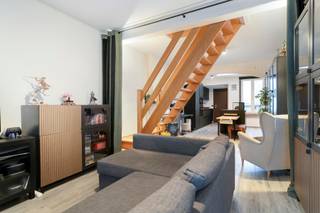 Cherchez-vous une maison de ville rénovée sans obligation de rénovation? Ne cherchez pas plus loin! Cette maison de ville, située à distance de marche du centre de Wetteren, a tout ce que vous cherchez! En entrant dans la maison, vous serez accueilli par un salon lumineux qui se fond parfaitement dans une cuisine ouverte moderne et entièrement équipée. À travers la cuisine ouverte, vous accédez à la salle de bains avec baignoire et toilettes. Sur la terrasse, vous pourrez profiter de l'air frais. Au premier étage, vous trouverez deux chambres spacieuses, chacune avec suffisamment d'espace pour un lit double et du rangement. Un autre atout de cette maison est le grenier, qui peut facilement être aménagé en bureau ou espace hobby. Les différentes possibilités vous offrent la flexibilité d'aménager cet espace selon vos souhaits. Non seulement la finition moderne est un grand avantage, mais également l'emplacement idéal! Située à proximité du centre de Wetteren, vous bénéficiez d'une excellente accessibilité aux commodités locales telles que les magasins, les écoles, les restaurants et la gare de Wetteren. Tout ce dont vous avez besoin est à portée de main. Besoin de détente? Alors vous pourrez faire une promenade relaxante le long de la digue de l'Escaut. N'attendez plus et venez découvrir par vous-même le charme et le confort de cette maison. Planifiez dès aujourd'hui votre visite! Vous pouvez vous inscrire pour le moment de visite le samedi 03/08 via notre site web www.albert.immo. Chez Albert, vous vous sentirez chez vous!