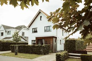 In landhuis 't Sonnehuys gaan tijdloze architectuur, warmte, licht en hedendaags wooncomfort harmonieus samen.  Gelegen in aangename woonwijk Donk, op wandelafstand van de Villerslei, werd deze charmante villa in 2016 volledig vernieuwd.  Inkomhal met gastentoilet, vestiaire en berging, ruime woonkamer doorlopend naar keuken met kookeiland, toegang met schuifpui naar ruim terras en zonnige tuin met privacy.  Op de verdieping: 4 slaapkamers, badkamer (ligbad, inloopdouche, wastafel in meubel en toilet).  Vaste trap vanuit een slaapkamer naar de afgewerkte kamer op de 2de verdieping met ingemaakte kasten.