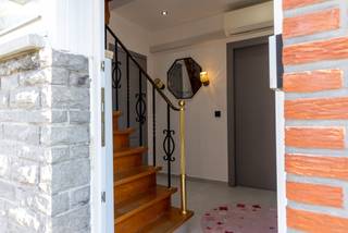 Gerenoveerde half-open bebouwing met garage in Sint-Amands op een perceel van 756m² ingedeeld als volgt: kelder, inkomhal, woonkamer met...