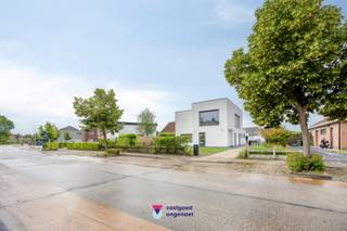 <br />Deze prachtige open bebouwing combineert rust, ruimte en een uitstekende bereikbaarheid. Gelegen in een rustige omgeving nabij Gent en met een vlotte aansluiting op alle belangrijke invalswegen, geniet u hier van een ideale woonlocatie.<br /><br />Via de ruime inkomhal met maatwerkkasten betreedt u de woning. Op het gelijkvloers bevinden zich twee volwaardige slaapkamers, een stijlvolle badkamer met inloopdouche en een apart toilet. De lichtrijke leefruimte vormt het hart van de woning en biedt dankzij de grote raampartijen een prachtig zicht op de zonnige tuin die rondom de woning loopt. Aansluitend bevindt zich de luxueus ingerichte keuken met groot kookeiland. Een discreet geïntegreerde maatwerkkast verbergt de toegang tot een ruime berging/wasplaats, wat zorgt voor een strak en stijlvol geheel. Zowel vanuit de leefruimte als de keuken heeft u rechtstreeks toegang tot het terras en de tuin.<br /><br />Op de verdieping bevinden zich nog twee extra slaapkamers, waarvan één beschikt over een dressing en een stijlvolle ensuite badkamer met inloopdouche en dubbele lavabo. Daarnaast biedt de woning een uitzonderlijk ruime polyvalente ruimte die volledig naar eigen wens kan worden ingericht als bureau, speelkamer, hobbyruimte, fitness, thuisbioscoop of extra lounge.<br /><br />Buiten geniet u van een ruime garage en een lange oprit met plaats voor meerdere wagens.<br /><br />Troeven<br />✔ Volledig gerenoveerde open bebouwing<br />✔ Rustige ligging nabij Gent en invalswegen<br />✔ 4 slaapkamers<br />✔ 2 badkamers<br />✔ Dressing en ensuite badkamer<br />✔ Luxe keuken met kookeiland<br />✔ Ruime berging/wasplaats<br />✔ Grote polyvalente ruimte<br />✔ Zonnige tuin rondom de woning<br />✔ Garage en ruime oprit<br /><br />Een instapklare gezinswoning waar ruimte, comfort en hoogwaardige afwerking perfect samenkomen. Een bezoek zal u meteen overtuigen!