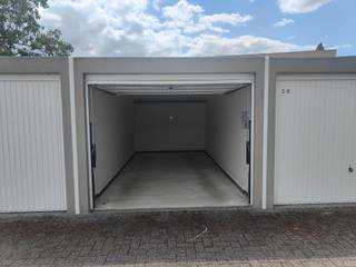 Zoekt u een garagebox regio Sint-Kruis? Dan kan deze garagebox u een oplossing bieden. Gelegen in de rustige zijstraat van de Moerkerkse steenweg...