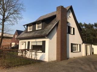 Charmante woning met 3 slaapkamers te Lommel: * Indeling: inkomhal, keuken, woonkamer, achterkamer, berging, badkamer, nachthal, 3 slaapkamers,...