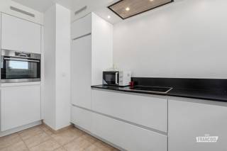 In de Guido Gezellestraat 30 te Oostende, in de gegeerde wijk Conterdam, bevindt zich dit instapklare en volledig gerenoveerde appartement met 2 slaapkamers, terras én een extra mansardekamer. Bovendien is het appartement reeds verhuurd, wat dit pand meteen extra interessant maakt voor wie op zoek is naar een investering met onmiddellijk rendement. 💼✨<br /><br />Het appartement maakt deel uit van een kleinschalig gebouw zonder syndicus, wat een belangrijk voordeel biedt op vlak van beheer en kosten. Bovendien zijn er geen syndicale lasten, wat dit eigendom bijzonder aantrekkelijk maakt voor investeerders én eigenaars-bewoners op termijn. 💡<br /><br />Ongeveer drie jaar geleden werd het appartement volledig gerenoveerd, waardoor u vandaag geniet van een hedendaagse afwerking en modern wooncomfort. De indeling is logisch en functioneel opgevat. Via de inkomhal bereikt u de verschillende ruimtes van het appartement. Er is een badkamer, twee slaapkamers met rechtstreekse toegang tot het terras en een aangename open leefruimte met een vernieuwde open keuken – een lichtrijke en gezellige leefomgeving. 🍽️🛋️<br /><br />Een bijkomende troef is de volwaardige mansardekamer op de bovenverdieping, die inbegrepen is bij het appartement. Deze extra ruimte kan perfect dienst doen als hobbykamer, bureau, logeerkamer of bijkomende bergruimte. 🏠<br /><br />Kortom, dit appartement combineert een gunstige ligging in Conterdam, een recente totaalrenovatie, geen syndicale kosten, een extra polyvalente ruimte én het voordeel van een lopende verhuur. Een interessante opportuniteit voor wie op zoek is naar een zorgeloze investering of een eigendom met potentieel voor de toekomst. 🌟<br /><br />