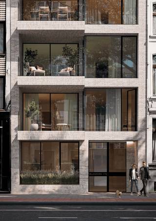 <p>De toekomstige nieuwbouwrealisatie "Blankers 175" is gelegen aan het breedste en meest prestigieuze deel van de Mechelsesteenweg en op wandelafstand van het Harmonie- en Koning Albertpark.</p>
<p>Deze kleinschalige nieuwbouwrealisatie omvat slechts 8 appartementen en is een ontwerp van de hand van M2 Architecten (Antwerpen).</p>
<p>Exclusief, verfijnd en met oog voor detail.</p>
<p>Deze realisatie onderscheidt zich door een eenvoudige maar geraffineerde architectuur gekenmerkt door de kamerhoge raampartijen die voor optimaal licht en zicht zorgen in deze doorzonappartementen.</p>
<p>Telkens één appartement per verdieping voor optimale privacy.</p>
<p>Grijs gevoegd metselwerk, architectonisch beton, natuursteen en strak schrijnwerk zorgen voor een tijdloos design dat naadloos aansluit bij de historische charme van deze omgeving.</p>
<p>De dynamische indeling van de units zorgt ervoor dat u als toekomstige bewoner de configuratie van uw appartement kan aanpassen naar eigen wens.</p>
<p>Ook bent u vrij in de keuze van de afwerking volgens het verkooplastenboek.</p>
<p>Alle appartementen krijgen een ruim, goed georiënteerd terras aan de voor- en achterzijde. Er werd bovendien gedacht aan vloerverwarming met individuele warmtepompen en zonnepanelen zodat 'Blankers 175' zorg draagt voor de toekomst.</p>
<p>Het gelijkvloers appartement is voorzien van een riante, privatieve tuin met mogelijkheid om hier een polyvalent luxe tuinhuis met nutsvoorzieningen te voorzien.<br /><br />De appartementen op de eerste t.e.m. de zesde verdieping zijn royaal ingedeeld met 2 à 3 slaapkamers.<br /><br />De penthouse is uitgewerkt als een 'villa in the sky' op de volledige zevende en achtste verdieping met maar liefst 4 zonneterrassen.</p>
<p>Voor extra comfort uitgerust met twee liften: een personenlift die rechtstreeks uitgeeft in de appartementen en een aparte, ruime fietsenlift, die toegang geeft tot de privatieve kelderbergingen en de ruime fietsenstalling in de kelderverdieping.<br /><br />Mogelijkheid tot aankoop van autostaanplaatsen op slechts 35 meter wandelafstand.<br /><br />Verkoopprijzen excl. registratiebelasting en btw.</p>