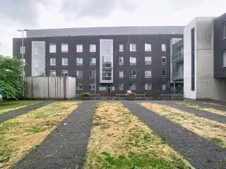 <p>Cet appartement à Herent bénéficie d’une bonne situation à proximité de la gare et constitue une solution agréable pour celles et ceux qui recherchent un logement confortable et facilement accessible. L’appartement dispose de 1 chambre, 1 salle de bains, une toilette séparée pour les invités ainsi qu’une place de parking dans un garage souterrain. La pièce de vie lumineuse avec cuisine ouverte complète cet ensemble de manière harmonieuse.</p><p>À votre arrivée, vous découvrez un hall d’entrée qui dessert les différentes pièces et comprend une toilette séparée pour les invités. Le hall mène ensuite vers la pièce de vie, baignée de lumière naturelle et offrant un espace agréable au quotidien. La cuisine ouverte s’intègre naturellement à la pièce de vie et crée un environnement convivial, adapté aussi bien aux moments de détente qu’à la vie quotidienne.</p><p>L’appartement comprend 1 chambre et 1 salle de bains. L’agencement est fonctionnel et offre un cadre agréable pour une personne seule ou un couple à la recherche d’un appartement à Herent. La présence d’une place de parking dans le garage souterrain constitue un avantage appréciable et vous permet de disposer d’une solution de stationnement pratique.</p><p>La situation représente également un véritable atout. L’appartement se trouve à Herent, à proximité de la gare, ce qui facilite les déplacements en transports en commun. Cette localisation permet également de rejoindre aisément les communes et villes environnantes. Elle conviendra particulièrement à ceux qui souhaitent profiter d’un logement bien situé tout en gardant une mobilité aisée au quotidien.</p><p>L’appartement est proposé à un loyer de 825 euros par mois, avec une provision de 45 euros par mois pour les charges communes. Vous recherchez un appartement 1 chambre à louer à Herent, à proximité de la gare, avec une place de parking souterraine ? Contactez-nous pour obtenir davantage d’informations et découvrir ce logement.</p>