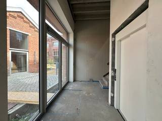 Newly built office/practice space of approximately... m² for rent on project Walle in Kortrijk. This building enjoys good accessibility and an easy connection to major access roads. <br /><br />Because the building is rented out as a shell, you, as a tenant, have the freedom to fully furnish the building according to your own needs. <br /><br />Are you looking for commercial property for rent in Kortrijk? Do not hesitate to contact us on 056 21 11 11.<br /><br />These AI visualizations are intended as inspiration. No technical specifications, urban planning regulations, or concrete realization possibilities were taken into account.