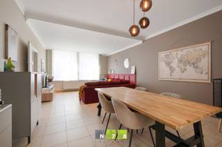<span><strong>HALFVRIJSTAANDE WONING MET HANDELSRUIMTE EN 5 SLAAPKAMERS OP EEN PERCEEL VAN 11A90CA TE DILSEN-STOKKEM ( ELEN )<br /><br />TROEVEN<br /></strong>- <span>Gelegen in een rustige woonomgeving.<br /></span>- Ruime woning met veel potentieel.<br />- 5 slaapkamers.<br />- EPC-label D : geen renovatieverplichting! <br />- Combinatie wonen en werken mogelijk! Aanwezigheid van een handelsgedeelte van (82m²)! <br />- Ruime tuin aan de achterzijde van de woning.<br />- Veranda met zicht op de achtertuin. <br />- Veel parkeerruimte: garage, dubbele carport,... <br /><strong><br />KELDERVERDIEPING -1<br /></strong>- Kelder 1 (16m²).<strong><br /></strong>- Kelder 2 onder werkhal (44m²).<strong><br /><br />GELIJKVLOERS 00<br /><br /><span>1) WONING:<br /></span><br /></strong>- Inkomhal (9m²): trap naar verdieping 1, tegelvloer. <br />- Woonkamer (33m²): ruimtelijk gevoel door hoge plafonds, doorgang naar de keuken via een prachtige dubbele deur, tegelvloer.</span><br /><span>- Keuken (13m²): ingerichte keuken met combi-oven, vaatwasser, inductiekookplaat, dampkap, koelkast, spoelbak, onder-en bovenkasten, lades, deur naar buiten, tegelvloer.</span><br /><span>- Badkamer (12m²); badmeubel met enkele lavabo, onderkasten, kolomkasten en spiegel; ligbad, aparte douche, aansluiting wasmachine en droogkast, wandbetegeling, tegelvloer.<br />- Toilet (2m²): zittoilet met lavabo, tegelvloer.<br /></span>- Berging (4m²) : CV ruimte, wandbetegeling, tegelvloer.<br /><span>- Sas (2,5m²): tegelvloer.<br />- Hal (7,5m²): doorgang naar handelsgedeelte, tegelvloer.<br />- Veranda (25m²): goede verbinding met tuin, schuifdeur en aparte ingang, tegelvloer. <br /><br /></span><strong><span>2) HANDELSGEDEELTE (82m²): <br /></span><br /></strong>- Winkelruimte (28m²): aparte inkom, ingericht met inbouwkasten, tegelvloer.<br />- Koelcel (10m²): (momenteel niet in gebruik), doorgang naar werkhal, tegelvloer.<br />- Werkhal (44m²): toegang naar tuin, doorgang naar kelder, tegelvloer.<br /><br /><span><strong>VERDIEPING</strong> <strong>+01 </strong></span><br /><span>- Overloop (6m²): trap naar het gelijkvloers en de tweede verdieping, laminaatvloer.<br />- Slaapkamer 1 (24m²): laminaatvloer.<br />- Slaapkamer 2 (18m²): laminaatvloer.<br />- Slaapkamer 3 (12m²): momenteel ingericht als dressing, maatkasten, laminaatvloer.<br />- Slaapkamer 4 (9m²): momenteel ingericht als bureau, laminaatvloer. <br />- Toilet (3m²); ingericht met zittoilet, enkele lavabo met onderkast, kolomkast en spiegelkast, vinylvloer<br /><br /><strong>ZOLDERVERDIEPING</strong> <strong>+02 | </strong>Slaapkamer 5 (35m²): mooi ingerichte zolderkamer met aparte polyvalente ruimte, laminaatvloer. </span><br /><br /><span><strong>EXTERIEUR<br /></strong>- Volledig omheinde tuin. </span><br /><span>- Beklinkerde oprit met elektrische toegangspoort. <br />- Garage met sectionale poort (46m²). <strong><br /></strong>- Dubbele carport. <br />- Schuur 50m². <br /><br /><strong>24 ZONNEPANELEN SINDS 2011 | </strong>In de verkoopprijs zit het volledige zonnepanelensysteem begrepen (zonnepanelen, omvormer, collectoren e.a. toebehoren).<br /><br />Bekijkt u deze advertentie via een aanverwante vastgoedsite, surf dan zeker naar onze website <strong>www.N78vastgoed.be</strong> voor een uitgebreide beschrijving en foto's. <strong>Meer info: +32 (0)89 86 18 88 of info@N78vastgoed.be.</strong></span>