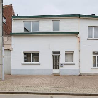 Instapklare, gerenoveerde woning met 2 slaapkamers en ruim terras in rustige straat van Schepdaal.In een aangename en rustige straat nabij het...