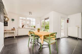 <p><span>Charmante woning met ruime tuin en garage in het rustige Hofstade</span></p><p><span>Deze gezellige en karaktervolle woning is gelegen in een rustige, aangename buurt in Hofstade en biedt verrassend veel ruimte en mogelijkheden.</span></p><p><span>Via de inkomhal bereikt u een polyvalente voorste kamer, ideaal als bureau, hobbyruimte of extra slaapkamer. Authentieke dubbele glas-in-looddeuren leiden u vervolgens naar de warme en lichtrijke leefruimte met open keuken. De keuken biedt directe toegang tot het terras en de ruime tuin, waar u in alle rust kan genieten van het buitenleven. Op het gelijkvloers bevinden zich eveneens de badkamer en een apart gastentoilet.</span></p><p><span>De open traphal met vaste trap brengt u naar de eerste verdieping, waar twee ruime slaapkamers zijn ondergebracht.</span></p><p><span>Op de tweede verdieping vindt u een derde slaapkamer en een extra ruimte met mezzanine, perfect als dressing, speelruimte of praktische opbergruimte.</span></p><p><span>Verder beschikt de woning over een ruime tuin met buitenberging, een kelder én een garage met extra bergruimte achteraan. De garage is bereikbaar via de tuin of via de sectionale poort aan de straatzijde.</span></p><p><span>Dankzij de rustige ligging en de vlotte bereikbaarheid van winkels, scholen en belangrijke invalswegen vormt deze woning de ideale thuis voor gezinnen of wie op zoek is naar ruimte en comfort in een groene omgeving.</span></p>