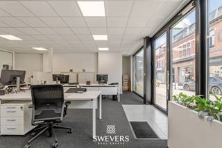 Voor meer info en foto’s, surf naar www.swevers.be – Dit instapklare handelspand van 127 m² ligt op een toplocatie in de Hoogstraat, één van de...