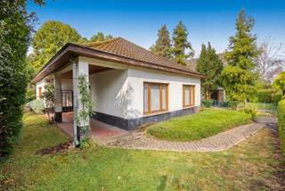 <p><span>Strategisch gelegen tussen Brussel en Leuven, met een vlotte verbinding naar de belangrijkste invalswegen en op korte afstand van talrijke voorzieningen, zijn wij verheugd deze te renoveren bungalowwoning te koop aan te bieden. </span></p><p><span> </span></p><p><span>Deze degelijke woning, met als bouwjaar 1961, situeert zich op een mooi perceel van 178 m² in een gegeerde residentiële woonomgeving en heeft een nuttige bewoonbare oppervlakte van 144 m². Het gelijkvloers omvat een inkomhal, een aangename en lichtrijke leefruimte met aansluitende ruime veranda, een keuken, een hal met apart toilet, een badkamer met ligbad, twee volwaardige slaapkamers en een bureau dat perfect kan worden ingericht als derde slaapkamer.</span></p><p><span> </span></p><p><span>Daarnaast beschikt de woning over een inpandige garage, een praktische kelder en een bijzonder ruime zolderverdieping van maar liefst 70 m² met tal van mogelijkheden tot inrichting. </span></p><p><span> </span></p><p><span>Tevens kunnen de toekomstige bewoners van deze fijne woning genieten van een perfect zuidwest georiënteerde tuin waar het heerlijk vertoeven is. <br />Mits een aantal verbouwingswerken uit te voeren kan dit huis eenvoudig veranderd worden in een gezellige, hedendaagse thuis. </span></p><p><span> </span></p><p><span>Kortom, deze te renoveren maar degelijke bungalowwoning, met een absolute topligging, gesitueerd in een aangename woonomgeving is uw bezoek meer dan waard. Voor snelle beslissers!</span></p><p><span> </span></p>