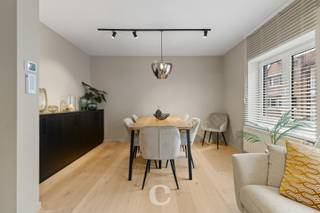 Luxueus gerenoveerde woning met 3 ruime slaapkamers in het centrum van Knokke.De woning is volledig gerenoveerd met oog voor kwaliteit en...