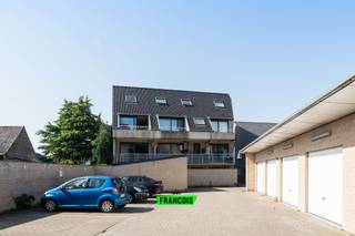 Op zoek naar een instapklaar duplex appartement op een rustige, maar centrale ligging? Dan is dit verzorgd appartement in een goed onderhouden residentie uit 2008 zeker een bezoek waard. Dankzij de praktische indeling, twee terrassen en de mogelijkheid om een garagebox aan te kopen, is dit een ideale woonst voor zowel eigen bewoning als investering.<br /><br />Op de tweede verdieping bevindt zich de inkomhal met gastentoilet, een lichtrijke woonkamer en een volledig uitgeruste keuken met aansluitende berging. Vanuit de leefruimte bereikt u het ruime terras aan de achterzijde, dat geniet van een zonnige zuidoostoriëntatie. Hier kunt u in alle rust genieten van de zon, terwijl het tweede terras voor extra buitenruimte zorgt.<br /><br />De derde verdieping omvat twee volwaardige slaapkamers en een verzorgde badkamer.<br /><br />Het appartement is rustig gelegen in een aangename woonomgeving, op wandel- en fietsafstand van het centrum van Gistel. Winkels, supermarkten, scholen, horeca en andere dagelijkse voorzieningen bevinden zich vlakbij, terwijl u dankzij de vlotte verbindingen snel de omliggende steden, gemeenten en de autosnelweg bereikt. Deze combinatie van rust, bereikbaarheid en een gunstige ligging maakt dit appartement extra aantrekkelijk.<br /><br />Met een bewoonbare oppervlakte van 96 m², een conforme elektrische installatie, een EPC-label C (209 kWh/m² jaar), een lift in het gebouw en de mogelijkheid om een garagebox aan te kopen, biedt dit appartement alle comfort voor wie op zoek is naar zorgeloos wonen.<br /><br />Interesse? Neem vandaag nog contact op met Justin voor meer informatie of een bezoek ter plaatse via 0474 05 59 25 of justin@immofrancois.be. Heeft u zelf plannen om te verkopen? Contacteer Justin gerust voor een vrijblijvende en professionele waardebepaling van uw eigendom.<br /><br />