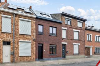 <p>Voor meer info of een bezoek, bel 02 884 23 25 - Topo-Immo biedt u deze volledig gerenoveerde rijwoning aan, op een perceel van 3 are en volledig afgewerkt volgens de normen van vandaag</p><p>Gelijkvloers: wasplaats/klein bureau, apart gastentoilet en <strong>een lichtrijke leefruimte met open keuken van maar liefst 50 m²</strong> die toegang geeft tot het terras en de gezellige tuin.</p><p>Op de eerste verdieping vindt u <strong>een eerste slaapkamer</strong>,<strong> het 2de apart toilet</strong> en <strong>een moderne badkamer met bad, inloopdouche en dubbele lavabo</strong>. De tweede verdieping telt nog <strong>twee volwaardige slaapkamers</strong>.</p><p><strong>9 zonnepanelen - warmtepomp - regenwaterput van 5.000 liter aangesloten op toiletten en buitenkraan - elektriciteit conform</strong>. Epeil <30</p>