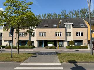 Bent u op zoek naar een commercieel gelegen handelspand met uitstekende visibiliteit? Dit instapklare handelspand van ca. 80 m² bevindt zich langs een drukke invalsweg naar Brugge en geniet van een vlotte bereikbaarheid en maximale commerciële zichtbaarheid.<br />Indeling : Ruime en lichtrijke handelsruimte - Afzonderlijke vergader- of bureauruimte - Berging met praktische kitchenette - Afzonderlijk toilet<br /><u><strong>Extra troeven</strong></u><br />Airconditioning aanwezig<br />Dubbele beglazing<br />Goede visibiliteit langs drukke passage<br />Geschikt voor diverse commerciële of vrije beroepen<br />Beschikbaar vanaf 1/11/2026<br />Interesse in dit commercieel pand op strategische ligging? Neem gerust contact op voor meer informatie of een bezoek ter plaatse - 050/20.00.00 - 0472/95.43.13 - infi@yhomevastgoed.be