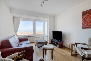 Compact appartement (43 m²) met één slaapkamer en kelderberging (9 m²) gelegen aan de zeedijk, met een prachtig uitzicht op strand en zee.Dit zou ook...