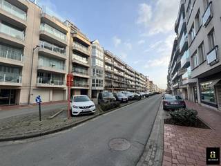<p>Ruim ongemeubeld appartement (Zuidwest gericht) op een boogscheut van het Rubensplein. Het appartement bestaat uit een ruime woonkamer, een open keuken, toilet, bad- en douchekamer en 2 slaapkamers met toegang tot een ruim terras achteraan. Fietsenberging en kelder zijn aanwezig in het gebouw. Het kan op vennootschap gehuurd worden zonder meerprijs.<br /><br />💶 Huurprijs: 1.250€/maand <br />🏢 Syndickosten: 100€/maand <br />🚗 Optie garage: 150€/maand</p>
