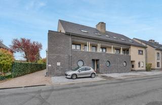 DUPLEXAPPARTEMENT MET 2 SLAAPKAMERS TE HELCHTEREN<br /><br />Dit duplexappartement is gelegen op een rustige locatie vlakbij het centrum van Helchteren met een goede bereikbaarheid naar winkels, scholen, restaurants en de oprit van de E314. Het appartement is gelegen in een kleinschalige residentie ( zonder lift ) met lage, gemeenschappelijke, maandelijkse kosten.<br /><br />Op de eerste verdieping beschikt u over een ruim leefgedeelte opgedeeld in een zithoek, eetruimte aan de achterzijde met toegang tot het ruime, zuidelijk georiënteerde terras. Voorts zijn er nog een keuken, wasplaats/berging, een inkomhal en een gastentoilet.<br /><br />De eerste verdieping heeft op haar beurt een nachtgang, een badkamer en 2 slaapkamers te bieden. Uw wagen kan u stallen op uw ondergrondse autostaanplaats en bergruimte is voorzien in uw privatieve kelderberging of op uw zolderberging.<br /><br />Enkele TROEVEN van dit appartement opgelijst:<br /><br />+ Energiezuinig: EPC is slechts 125 / label B<br />+ Elektriciteit is goedgekeurd<br />+ Ideale investering: appartement is reeds verhuurd<br />+ Duplexappartement 104 m² met 2 slaapkamers<br />+ Ruim, zuidelijk georiënteerd terras<br />+ Autostaanplaats + kelderberging inbegrepen<br />+ Private zolderberging 27 m²<br />+ Slechts 50 euro/maand gemeenschappelijke kosten<br /><br />Kortom, een rustig gelegen, energiezuinig appartement met een ruim terras! Meer info? Contacteer Maarten Delbroek via maarten@vestio.com of bel naar 0471/034804.<br />