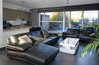 RUIM DUPLEXAPPARTEMENT MET 3 SLAAPKAMERS, GROOT TERRAS EN EPC B – OP EEN BOOGSCHEUT VAN CENTRUM LOKERENDit instapklare duplexappartement van 163 m²...