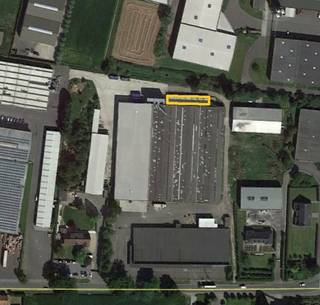 Deze functionele <strong>magazijnruimte van 237 m²</strong> is gelegen op de industriezone Wildenburg in <strong>Wingene</strong> en biedt tal van mogelijkheden als opslagruimte of werkplaats.<br /><br />De loods is toegankelijk via een automatische sectionale poort en heeft een breedte van 6,87 meter en een diepte van 34,50 meter. Dankzij de vrije hoogte van 3,80 meter is de ruimte efficiënt inzetbaar voor diverse professionele activiteiten.<br /><br />De magazijnruimte geniet van een vlot bereikbare ligging op een gevestigde industriezone en is <strong>beschikbaar vanaf september 2026</strong>.<br /><br />Voor bijkomende (technische) informatie, plannen of een vrijblijvend plaatsbezoek kunt u contact opnemen met <strong>PANORAMA B2B</strong> via <strong>0479 70 70 73</strong>.