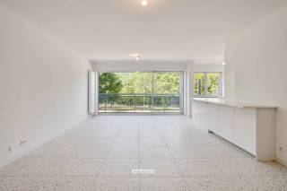 Dit charmante appartement te Gent biedt een comfortabele woonoppervlakte van 93 m², ideaal voor wie op zoek is naar ruimte gecombineerd met praktische indeling. Met twee ruime slaapkamers is er voldoende plaats voor een gezin, een thuiswerkplek of extra bergruimte. De badkamer is overzichtelijk en functioneel ingericht, met een inloopdouche; dubbele lavabo en een toilet, perfect voor dagelijks gebruik.<br />In de hal vinden we het gastentoilet en de praktische ingemaakte kasten.<br />Vooraan in het appartement vinden we de open lichtrijke leefruimte met aaneensluitende de prachtige keuken, die voorzien is van alle hedendaagse apparaturen.<br />Als grote troef heeft dit appartement zowel een terras langs de voorzijde van het appartement als een zeer ruim terras langs de achterkant van het appartement.<br /><br />De ligging van het appartement zorgt voor optimale connectiviteit met het bruisende stadscentrum van Gent. Winkels, restaurants en openbaar vervoer bevinden zich op wandelafstand, wat het wonen hier bijzonder aangenaam en praktisch maakt. Tevens heeft u onmiddellijke toegang via de Fly-over tot alle invalswegen en autostrades.<br /><br />Deze woning is een uitstekende keuze voor wie wil genieten van het stadsleven zonder in te leveren op wooncomfort. Dankzij de doordachte indeling en de gunstige locatie is dit appartement een aantrekkelijke optie voor zowel starters, kleine gezinnen als mensen van leeftijd die van dit appartement hun thuis willen maken.<br /><br />Huurprijs: 1.250 €/maand<br />Gemeenschappelijke kosten: provisie 150 €/maand (incl gas)<br />