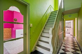 Bent u op zoek naar een <strong>betaalbare woning in Ingelmunster</strong> met veel potentieel en een gunstige ligging? Dan is deze <strong>rijwoning gelegen in de Stationsstraat 42 te Ingelmunster</strong> zeker een bezoek waard.<br /><br />Deze woning bevindt zich op een centrale locatie, op wandelafstand van winkels, scholen, openbaar vervoer en het station. Hoewel de woning een opfrissing kan gebruiken, biedt ze tal van mogelijkheden voor wie graag een eigen toets geeft aan zijn nieuwe thuis.<br /><br />Bij het betreden van de woning komt u terecht in een inkomhal die toegang geeft tot de gezellige leefruimte, bestaande uit een woonkamer en salon. Aansluitend bevinden zich de keuken, een praktische berging, een badkamer en een afzonderlijk toilet.<br /><br />Buiten geniet u van een aangename tuin met terras, ideaal om te ontspannen of gezellig te tafelen. <strong>De achterliggende uitweg</strong> vormt een extra troef en zorgt voor een vlotte bereikbaarheid.<br /><br />Op de eerste verdieping vindt u een nachthal, een ruime slaapkamer met authentieke houten vloer en een aangrenzende kamer die perfect kan dienen als dressing, bureau of hobbyruimte. Daarnaast zijn er nog drie volwaardige slaapkamers aanwezig.<br /><br />Via een vaste trap bereikt u de zolderverdieping, die extra opslagruimte biedt of mogelijkheden creëert voor verdere inrichting, afhankelijk van uw wensen.<br /><br /><u>Troeven van deze woning:</u><br /><br />* Centrale ligging nabij station, winkels en scholen;<br />* 4 slaapkamers + extra kamer (bureau/dressing);<br />* Tuin met terras;<br />* Praktische uitweg achteraan;<br />* Authentieke elementen aanwezig, centrale verwarming op gas;<br />* Vaste trap naar de zolder;<br />* EPC-label C (geen renovatieverplichting);<br />* Ideale starterswoning of investering met potentieel.<br /><br />Bent u op zoek naar een woning te koop in Ingelmunster, een gezinswoning met tuin, of een huis met 4 slaapkamers nabij het station? Contacteer ons vandaag nog voor een bezoek en ontdek de mogelijkheden van deze woning.