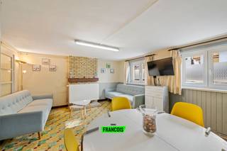 Dit appartement is gelegen in het hart van de Belle Epoquewijk te Oostende. In de nabije omgeving zijn er talrijke buurtwinkels en in een handomdraai bereikt u het centrum, strand en alle nodige faciliteiten. <br /><br />Het appartement is gelegen in de kelderverdieping van een kleinschalige residentie. De maandelijkse lasten zijn hierdoor zeer beperkt. <br /><br />Het appartement heeft een grote leefruimte met een eet-en leefhoek. Er zijn twee volwaardige slaapkamers aanwezig. <br /><br />Het pand is verder uitgerust met een kitchenette en een badkamer. <br /><br />Bent u op zoek naar een interessante investering? Aarzel dan niet en neem contact op voor meer info of een afspraak. <br /><br />