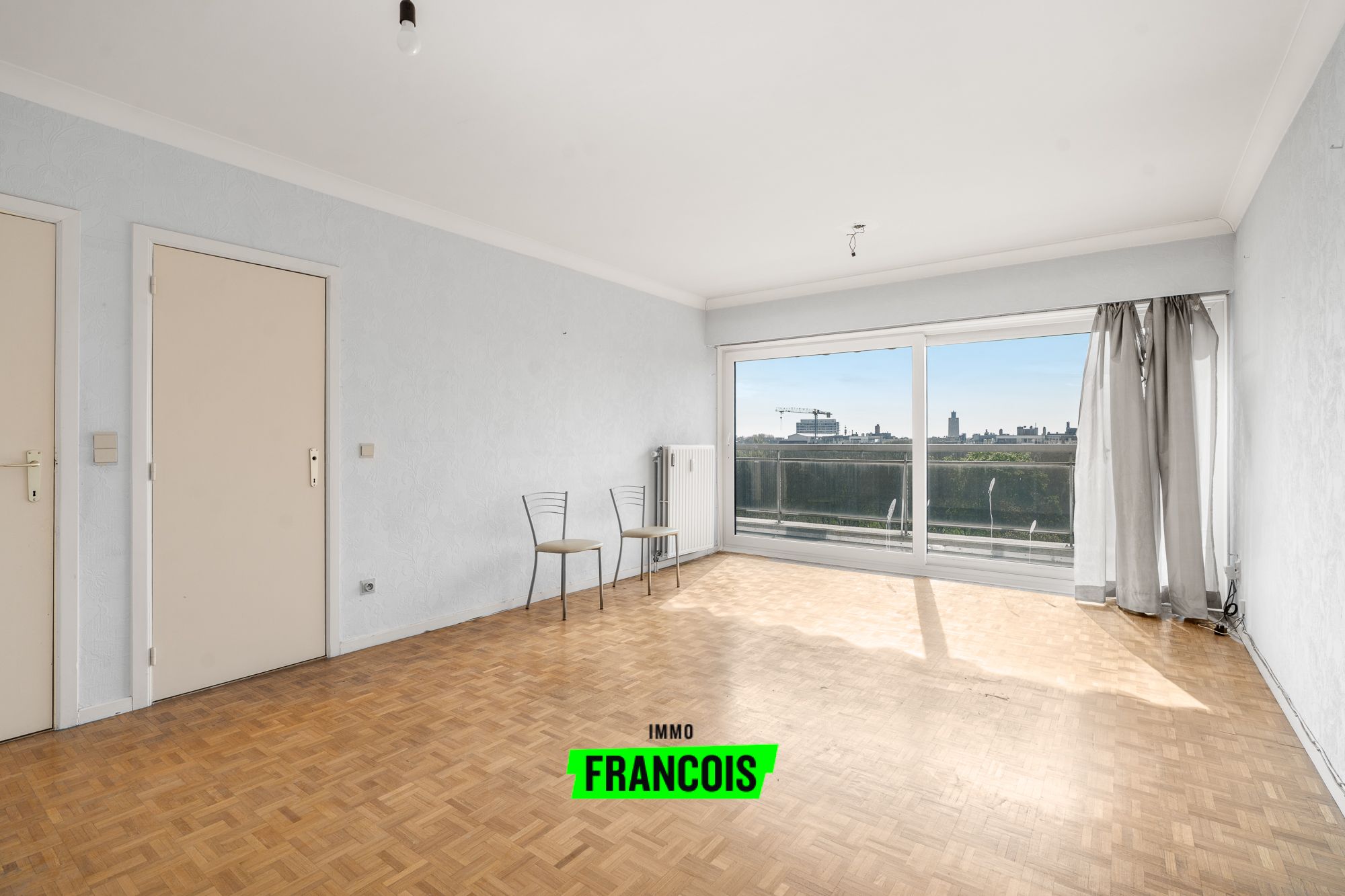 Te renoveren appartement met twee terrassen met prachtig zicht over het Leopoldpark te Oostende. - foto 2