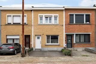 <p>Deze woning aan de Boterlaarbaan, te Deurne Zuid, zoekt iemand met ideeën.<br />Iemand die niet schrikt van een renovatie en vooral ziet wat het<strong> </strong>kan worden.<br />We beginnen meteen met een praktische troef: <strong>een eigen oprit</strong>.<br />Gaan we via de inkomhal naar binnen, is er vooraan de zithoek, iets verder de eetplaats en aansluitend de open keuken.<br />Nog wat verder naar achter ligt een veranda. Een extra ruimte die de verbinding maakt met de tuin.<br />Aansluitend bevindt zich een eerste badkamer met douche, toilet en lavabo.</p>
<p>En dan gaan de deuren naar buiten. Hier wacht een tuin van circa <strong>80 m²</strong>.<br />Groot genoeg voor een terras, wat groen, een barbecue en misschien zelfs die moestuin waarvan je elk voorjaar zegt dat je eraan gaat beginnen.<br />Terug naar binnen en de trap op.<br />Op de eerste verdieping bevinden zich drie slaapkamers en een tweede badkamer.<br />Daarnaast beschikt de woning over een handige kelder. Want zelfs tijdens een renovatie blijft één waarheid overeind: bergruimte heb je nooit genoeg.<br /><br />Je woont in <strong>Deurne-Zuid</strong>, met winkels, scholen en openbaar vervoer in de buurt.<br />En wie tijdens het verbouwen af en toe nood heeft aan iets anders dan stof, verfpotten en discussies over welke tegel het nu uiteindelijk moet worden... Die trekt gewoon richting <strong>Rivierenhof</strong>. Een wandeling, een rondje lopen, wat groen of gewoon even het hoofd leegmaken: één van de mooiste parken van Antwerpen ligt hier niet ver vandaan.</p>
<p>En technisch?<br />De woning heeft een EPC-label E en valt daardoor onder de <strong>renovatieverplichting</strong>. Ook de elektrische installatie is momenteel niet conform.<br />Precies daarom zoeken we hier geen koper die alles kant-en-klaar verwacht, maar iemand die kansen ziet.<br />Iemand die zin heeft om plannen te tekenen, keuzes te maken, af en toe van gedacht te veranderen en uiteindelijk te kunnen zeggen:<br />“Kijk. Dit hebben wij ervan gemaakt.”</p>
<p>- Veel potentieel<br />- Eigen oprit<br />- Tuin<br />- 3 slaapkamers<br />- 2 badkamers<br />- Handige kelderruimte</p>