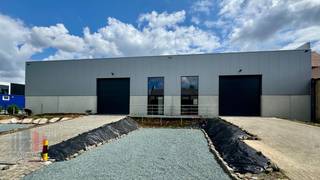 Nieuwbouw KMO-unit met een oppervlakte van 338 m² te huur, uitstekend gelegen nabij de bedrijvige Assesteenweg met een vlotte verbinding naar de...