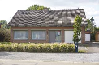 Deze open bebouwing uit 1970 is rustig gelegen en biedt een aangename combinatie van ruimte, comfort en praktische bergruimte. Dankzij de vlotte verbinding met de oprit van de E313 is de woning bovendien ideaal gelegen voor wie rustig wil wonen met een goede bereikbaarheid.<br /><br />De woning beschikt over een bruikbare vloeroppervlakte van 165 m², volgens het EPC, en biedt een functionele indeling met drie slaapkamers, een ruime tuin en een losstaande garage.<br /><br /><strong>Indeling gelijkvloers</strong><br /><br />Via de inkomhal bereikt u de gezellige leefruimte met haard, die aansluit op de keuken. Verder bevindt zich op het gelijkvloers een slaapkamer met airconditioning, een badkamer met ligbad en badkamermeubel, een apart toilet en een praktische wasplaats/berging.<br /><br />De inpandige garage werd omgevormd tot extra bergruimte, wat zorgt voor bijkomende opslagmogelijkheden. Daarnaast beschikt de woning over een afzonderlijke, losstaande garage.<br /><br /><strong>Indeling eerste verdieping</strong><br /><br />De nachthal is voorzien van ingebouwde kasten en geeft toegang tot twee slaapkamers, waarvan één uitgerust is met inbouwkasten. Verder is er een zolderruimte die extra opbergmogelijkheden biedt.<br /><br /><strong>Comfort en uitrusting</strong>
<ul>
<li>Verwarming op aardgas via een condenserende gasketel</li>
<li>Houten ramen met dubbele beglazing</li>
<li>Rolluiken aan alle ramen</li>
<li>Elektrische rolluiken aan de voorgevel, handmatige bediening aan de overige ramen</li>
<li>Airconditioning in de slaapkamer op het gelijkvloers</li>
<li>Inpandige garage omgevormd tot bergruimte</li>
<li>Losstaande garage</li>
<li>Ruime tuin</li>
</ul>
<strong>Rustig wonen met een vlotte bereikbaarheid</strong><br /><br />De woning is gelegen in een rustige woonomgeving, waar u kunt genieten van de ruimte en het groen rondom de woning. Tegelijk bevindt de oprit van de E313 zich op korte afstand, waardoor omliggende gemeenten en belangrijke verbindingswegen vlot bereikbaar zijn.<br /><br />Met haar drie slaapkamers, ruime tuin, praktische bergruimtes en losstaande garage vormt deze woning een interessante opportuniteit voor wie op zoek is naar een ruime gezinswoning met tal van mogelijkheden.<br /><br /><strong>Bruikbare vloeroppervlakte: 165 m² volgens het EPC.</strong><br /><br />Interesse? Contacteer ons gerust voor meer informatie of een bezoek ter plaatse.