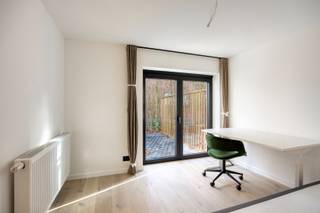 Dit prachtig gerenoveerde opbrengstpand bevindt zich op een rustige locatie in Heverlee. Het betreft een kleinschalige residentie met 10 luxueuze kamers met privé- sanitair en gemeenschappelijke buitenruimte. <br /><br />Dit mooie pand wordt in 2026 volledig vernieuwd en aangepast aan de hedendaagse eisen. En wordt verkocht met een EPC A! <br />Bijzonder zijn de kwalitatieve kamers, ruime gemeenschappelijke keuken en verschillende buitenruimtes. <br /> <br />Alle units beschikken over een privé-badkamer. Enkele units beschikken ook over een privé-tuin met tevens aan de achterzijde voor ieder toegankelijk een gemeenschappelijke buitenruimte. <br />Vooraan op het gelijkvloers vinden we de volledig uitgeruste gemeenschappelijke keuken. <br /> <br />De kamers wordt volledig gemeubeld verkocht. Ideaal voor eigen gebruik of als investering. <br /><br />Tot slot beschikt dit pand over een ruime kelder met fietsenstalling.<br /><br /> Nog 8 kamers beschikbaar.<br /> <br />Aarzel niet mij te contacteren voor verdere inlichtingen of voor een plaatsbezoek.