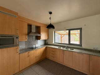 Instapklare HOB van bouwjaar 2005 met 3 slpks (mogelijks 4) op een perceel van 550 m². De woning heeft volgende indeling nl. aparte inkomhal voorzien van ingemaakte kasten, ruime lichtrijke woonkamer met open keuken, praktische berging en apart toilet. Op het verdiep bevinden zich 3 slpks, badkamer met bad en douche en een toilet. Er is tevens een zolderverdieping die kan ingericht worden als extra slaapkamer. Extra troeven zijn de volledig omheinde tuin en het groen vergezicht achteraan.