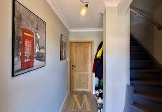 IIn een rustige straat nabij het centrum van Deerlijk vindt u deze bijzonder ruime woning die tal van mogelijkheden biedt voor wie comfortabel wil wonen met voldoende plaats voor het hele gezin. Bovendien geniet u hier van een vlotte verbinding naar de E17, ideaal voor woon-werkverkeer.<br /><br />Bij het binnenkomen valt meteen de ruime en lichtrijke leefruimte op. De grote raampartijen zorgen voor een aangename lichtinval en creëren een open, luchtige sfeer. De leefruimte sluit mooi aan op het terras en de zonnige tuin, waardoor binnen en buiten naadloos in elkaar overlopen – perfect om te ontspannen of gasten te ontvangen.  Een extra troef is de grote inpandige garage, die niet alleen plaats biedt voor een wagen maar ook voorzien is van een praktische wasruimte en extra bergruimte. Daarnaast beschikt de woning over een oprit met bijkomende parkeergelegenheid vooraan.<br /><br />Op de bovenverdieping bevinden zich vier volwaardige slaapkamers, elk met comfortabele afmetingen. Dit maakt de woning uitermate geschikt voor een gezin, maar biedt ook tal van mogelijkheden zoals een thuisbureau, hobbyruimte of logeerkamer. Eén van de kamers is uitgerust met ingebouwde kasten. De recent vernieuwde badkamer is praktisch ingericht met een inloopdouche, lavabo en toilet.<br /><br />Deze woning combineert ruimte, functionaliteit en potentieel op een rustige maar centrale locatie.<br /><br />Troeven van deze woning:
<ul>
	<li>Vier volwaardige slaapkamers</li>
	<li>Tal van mogelijkheden (bureau, hobbyruimte, logeerkamer)</li>
	<li>Grote inpandige garage met wasplaats en berging</li>
	<li>Oprit met extra parkeergelegenheid</li>
	<li>Zonnige tuin</li>
	<li>Conforme elektriciteit</li>
	<li>Rustige ligging vlak bij het centrum van Deerlijk</li>
	<li>Vlotte verbinding naar de E17</li>
</ul>
📞 Interesse of een bezoek plannen?<br />0498 44 78 00 of info@maximevanneste.be