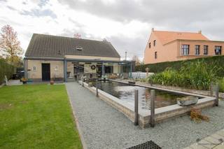 <p><span>Ruime energiezuinige en instapklare woning met 3 à 4 slaapkamers. </span></p><p><span> </span></p><p><span>Gelijkvloers: </span><span><br />Bij binnenkomst via de inkomhal, met gastentoilet, kom je in de lichtrijke woonkamer van 42 m² op keramische tegel. <br />Daarnaast is er een polyvalente ruimte van 34,5 m² die perfect dienst kan doen als bureel of extra slaapkamer.<br />De ingerichte keuken van 16 m² met heteluchtoven, combi-oven, inductiekookplaat, dampkap, vaatwasser (nieuwe van Miele sinds 1 jaar), koelkast en spoelbak sluit aan op de woonkamer. </span></p><p><span>De aangename veranda van 31 m², met pelletkachel en zonneluifel, vormt een extra leefruimte die dankzij de schuifdeuren volledig kan worden geopend voor voeling met de tuin. </span></p><p><span>Verder is er nog de praktische wasplaats/achterinkom met ingemaakte kasten en een inpandige garage van 19 m² met automatische poort. </span></p><p><span> </span></p><p><span>Eerste verdieping: </span><span><br />De bovenverdieping biedt drie ruime slaapkamers, slaapkamer 1 van 20 m² met dressing, en slaapkamer 2 en 3, beide van 14 m². <br />Voorts is er in de nachthal een apart toilet en een stijlvolle badkamer van 11 m², uitgerust met douche, jacuzzi-bad en dubbele lavabo op meubel. </span></p><p><span> </span></p><p><span>Zolder/kelder: </span></p><p><span>Kruipzolder met extra bergruimte en kruipruimte onder de woning (behalve onder de polyvalente ruimte en veranda). </span></p><p><span> </span></p><p><span>Tuin: </span></p><p><span>De onderhoudsvriendelijke tuin beschikt over een terras van 25 m², een tuinhuis en een grote serre, ideaal voor tuinliefhebbers. </span></p><p><span>De vijver, met Koi vissen, kan mits kleine aanpassingen als zwemvijver dienen. </span></p><p><span> </span></p><p><span>Bijzonderheden: </span></p><p><span>BEKIJK DE VIRTUELE RONDLEIDING! </span></p><p><span>Grote slaapkamers, polyvalente ruimte en woonkamer zijn voorzien van airco (met één zuinige unit) met mogelijkheid tot verwarmen ook. </span></p><p><span>Regenwaterput van 10.000 l, aangesloten op toiletten, wasmachine en buitenkraantjes. </span></p><p><span>Nieuwe CV-ketel van januari 2025. </span></p><p><span>Zonnepanelen 24 stuks met nog 6 jaar certificaten. </span></p><p><span>Rolluiken/vliegenramen. </span></p><p><span> </span></p><p><span>Stedenbouwkundige inlichtingen: Vergunning aanwezig, verkavelingsvergunning, geen voorkooprecht, geen maatschappelijke herstelmaatregel opgelegd, woongebied. </span></p>