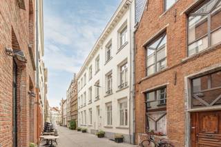 <p>ENKEL BEZOEKEN MOGELIJK DOOR ONDERSTAANDE LINK VOLLEDIG EN CORRECT IN TE VULLEN:<br />https://mijnhuurprofiel.be/property/2255d76b-c3f4-4cc9-9e7b-bd774af0bb7e/login<strong><br /><br />Penthouse met dakterras en uitzicht op de kathedraal</strong></p>
<p>In een rustige straat, ideaal gelegen tussen de Kaaien, het historische centrum en het Eilandje, bevindt zich dit moderne en prachtig afgewerkte penthouse in een kleinschalig gebouw. De ligging combineert absolute rust met een uitstekende bereikbaarheid en alle troeven van het stadsleven binnen handbereik.</p>
<p>Het appartement bevindt zich op de bovenste verdieping en ademt een loftgevoel, waarbij licht, ruimte en comfort centraal staan. Via de lift met badge kom je rechtstreeks binnen in de inkomhal, wat meteen een gevoel van privacy en exclusiviteit creëert.</p>
<p>Rechts bevindt zich de lichtrijke leefruimte, die het hart van het appartement vormt en wordt gekenmerkt door grote raampartijen die overvloedig daglicht binnenlaten. Deze ruimte vloeit naadloos over in de open, hedendaagse keuken, uitgerust met een inductiekookplaat met ingebouwd afzuigsysteem, combi-oven, vaatwasser en tal van ingewerkte witte kasten die zorgen voor een strak en tijdloos geheel. Vanuit de keuken heb je directe toegang tot het dakterras, waar je kan genieten van een uniek uitzicht op de kathedraal — een heerlijke plek om tot rust te komen of gasten te ontvangen. Aansluitend aan de keuken bevindt zich een gezellige en praktische ruimte die ideaal is als eetruimte.</p>
<p>De twee volwaardige slaapkamers zijn rustig gelegen en bieden tal van inrichtingsmogelijkheden.</p>
<p>In de hal, richting het gastentoilet en de badkamer, bevinden zich praktische ingebouwde kasten die zorgen voor extra opbergruimte zonder in te boeten aan leefcomfort. De ruime badkamer is stijlvol afgewerkt en voorzien van een inloopdouche, een modern badkamermeubel en aansluitingen voor wasmachine en droogkast.</p>
<p>Doorheen het volledige appartement ligt een parketvloer, terwijl keuken en badkamer zijn afgewerkt met elegante tegels die perfect aansluiten bij de gebruikte materialen. Vloerverwarming zorgt overal voor een aangename en gelijkmatige warmte.</p>
<p><strong>Troeven</strong></p>
<ul>
<li>
<p>Grote private kelderberging inbegrepen</p>
</li>
<li>
<p>Gemeenschappelijke fietsenstalling</p>
</li>
<li>
<p>Gunstig EPC</p>
</li>
<li>Gemeenschappelijke kosten: €100/maand</li>
</ul>
<p>Voor meer info of een bezoek, neem contact op met Xander via xander@reds.be.</p>