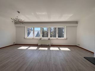 In een rustige straat van Sint-Amandsberg, vind je dit uitstekend onderhouden appartement met een bewoonbare oppervlakte van 126 m², inclusief...