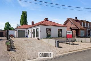 <p><span>KNAPPE WONING MET 4 SLAAPKAMERS</span></p><p><span>Bent u op zoek naar een ruime, vrijstaande gelijkvloerse woning te koop in Heers? Dan is deze grotendeels gerenoveerde woning in de Truyerstraat een absolute topper. Deze instapklare bungalow combineert comfortabel wonen, een praktische indeling en een uitstekende ligging in een rustige residentiële buurt, vlak bij het centrum van Heers en de belangrijkste verbindingswegen richting Sint-Truiden, Borgloon en Tongeren.</span></p><p><span>Deze woning is volledig gelijkvloers ingedeeld, wat zorgt voor optimaal wooncomfort en toegankelijkheid. Via de inkomhal met apart gastentoilet betreedt u de woning. De lichtrijke woonkamer, aansluitend op de eetkamer, vormt samen met de zeer ruime open keuken het hart van het huis. De keuken is volledig uitgerust en biedt alle hedendaags comfort ideaal voor wie houdt van koken en gezellig samenzijn.</span></p><p><span>Via de nachthal bereikt u de vier volwaardige slaapkamers, perfect voor een gezin, thuiswerk of hobbyruimte. De stijlvol ingerichte badkamer straalt rust en kwaliteit uit. Aansluitend bevindt zich een extra bureauruimte, die u verder leidt naar de royale masterbedroom met uitzonderlijk ruime dressing. In deze masterbedroom zijn bovendien alle voorzieningen reeds aanwezig om een tweede badkamer te realiseren, een mooie meerwaarde voor de toekomst.</span></p><p><span>De woning beschikt over een garage die dienstdoet als wasplaats, technische ruimte en berging. Daarnaast is er een grote, geïsoleerde zolder, ideaal als extra opslagruimte. Buiten geniet u van een gezellig terras en een zuidgericht aangelegde tuin, waar het heerlijk vertoeven is in alle rust en privacy. Dankzij de ruime oprit zijn er bovendien voldoende parkeerplaatsen op eigen terrein.</span></p><p><span>Deze woning is gelegen in een rustige en aangename woonwijk, op wandel- en fietsafstand van het centrum van Heers. Winkels, scholen en openbaar vervoer bevinden zich in de nabije omgeving, terwijl u via de nabijgelegen invalswegen vlot verbinding heeft met omliggende steden en gemeenten. </span></p><p><span>Troeven: </span></p><ul><li><span>Vrijstaande gelijkvloerse woning te koop in Heers</span></li><li><span>Grotendeels gerenoveerd en instapklaar</span></li><li><span>4 slaapkamers + bureauruimte</span></li><li><span>Mogelijkheid tot tweede badkamer</span></li><li><span>Zuidgerichte tuin en terras</span></li><li><span>Garage, zolder en veel bergruimte</span></li><li><span>Rustige ligging nabij centrum en verbindingswegen</span></li></ul><p><span> </span></p><p><span>Contacteer ons voor meer informatie 011 74 12 36 of <span>info@canius.be</span></span></p><p><span>*Deze gegevens zijn louter ter informatieve titel. De vermelde oppervlaktes zijn slechts indicatie. Canius Real Estate kan niet verantwoordelijk gesteld worden voor de juistheid van de aan haar verstrekte gegevens.</span></p>