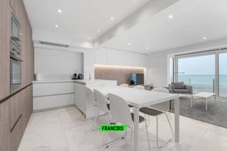 Sint-Idesbald is gekend als de familiebestemming aan zee, waar iedereen zijn gading vindt. Het appartement bevindt zich op het vijfde verdiep van het gebouw BELLE VUE, ter hoogte van het info centrum van de Dienst voor Toerisme. Het gebouw Belle Vue heeft in 2017 een grondige gevelrenovatie ondergaan en is zo goed als nieuw ! Het appartement zelf is eveneens in 2017 met heel veel smaak gerenoveerd en biedt alle comfort. Luxueuze afwerking. Dankzij een breed venster ( tot op de grond ) biedt het appartement een verbluffend panoramisch zicht op het wijdse strand en op de spectaculaire zee. Het appartement geniet een top ligging op wandelafstand van het leuke winkelcentrum van Sint-Idesbald zeilclub de KYC.