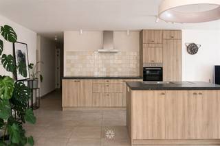 <p><span>De Pinte : Vous recherchez </span><span>un appartement convivial avec terrasse </span><span>à louer au cœur de De Pinte ? Alors ce bien pourrait vous intéresser.</span></p><p><span> </span></p><p><span>Ses principaux atouts en bref : </span></p><ul><li><span>Grand espace de vie avec cuisine ouverte et terrasse attenante</span></li><li><span>3 chambres et 2 salles de bains</span></li><li><span>Finitions durables</span></li><li><span>À quelques pas des commerces, de l'école et de la gare</span></li><li><span>Garage inclus</span></li></ul><p><span> </span></p><p><span>Agencement :</span></p><p><span>Hall d'entrée avec WC invités,  local technique/débarras, grand espace de vie et cuisine ouverte conviviale, accès à une terrasse couverte. 2 chambres avec salle de bains (douche et lavabo), chambre parentale avec grande salle de bains attenante (baignoire, lavabo et WC). À côté du complexe se trouve une place de parking privative. Il dispose également d’un débarras en sous-sol et d’un garage fermé. L’appartement fait partie d’une résidence à petite échelle. Il a été aménagé de manière durable et bénéficie d’une belle luminosité. Possibilité de reprendre une partie du mobilier, de l’éclairage et des rideaux. Prêt à emménager !</span></p><p><span> </span></p><p><span>Loyer : € 1 200 + €85 de charges communes, EGW à régler séparément.</span></p><p><span>E:67 - Disponible à partir du 1er mai.</span></p><p><span><br />Contactez l'agence immobilière Axel Lenaerts pour plus d'informations ou pour organiser une visite : 09/222 22 33 ou depinte@axellenaerts.be.</span></p><p><span> </span></p><p><span> </span></p>