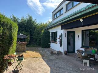 <p><span>Charmante woning in Kaggevinne (Diest) met wijds zicht over weilanden en agrarisch gebied.</span></p><p><span> </span></p><p><span>LIGGING</span></p><p><span>Deze woning bevindt zich op 8 min. fietsen van de Grote Markt van Diest.<br />Het station, de bushalte en oprit Bekkevoort zijn vlot te bereiken.</span></p><p><span>Op zo'n 5 min. bent u op de Leuvensesteenweg, vlakbij alle grote winkelketens (Colruyt, Carrefour, Aldi, Lidl, Albert Heijn).</span></p><p><span> </span></p><p><span>BEREIKBAARHEID</span></p><p><span>De woning is het best bereikbaar via de achtergelegen weg (Steineweg). Ook voor de bezoeken adviseren wij u de Steineweg in te rijden.</span></p><p><span> </span></p><p><span>WONING</span></p><p><span>Het huis werd steeds met zorg onderhouden maar vraagt vandaag wat opfrissing en kleinere renovatiewerken.</span></p><p><span>De indeling is als volgt:</span></p><p><span>GELIJKVLOERS</span></p><p><span>- mooie hal met toilet en sierlijke trap naar boven</span></p><p><span>- woonkamer met veel lichtinval en weids zicht</span></p><p><span>- keuken met zicht naar de tuin</span></p><p><span>VERDIEPING</span></p><p><span>- 3 slaapkamers</span></p><p><span>- badkamer met 2de toilet en ligbad</span></p><p><span> </span></p><p><span>GARAGE</span></p><p><span>- goed voor 1 wagen en/of fietsen enz.</span></p><p><span>- stookplaats (verwarming op aardgas)</span></p><p><span> </span></p><p><span>EPC E: De renovatieplicht is van toepassing. U dient binnen 6 jaar EPC D te behalen.</span></p><p><span> </span></p><p><span>MEER INFO EN EEN BEZOEK</span></p><p><span>Zoekt u een charmante woning op een mooie locatie met heel wat mogelijkheden?</span></p><p><span>Bel Immo Diest: 013 31 25 22</span></p><p><span>Wij laten u de woning graag asap bezichtigen.</span></p><p><span> </span></p><p><span>Bron bewoonbare oppervlakte: zie EPC</span></p>