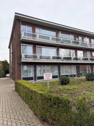 Gerenoveerd app met 3 slaapkamers, autostaanplaats en berging. Ruim en volledig gerenoveerd appartement te huur, gelegen op de 2de verdieping...